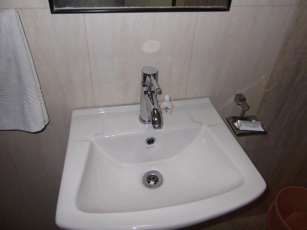 Hotel The Moneta Near Fc College Pune Room photo