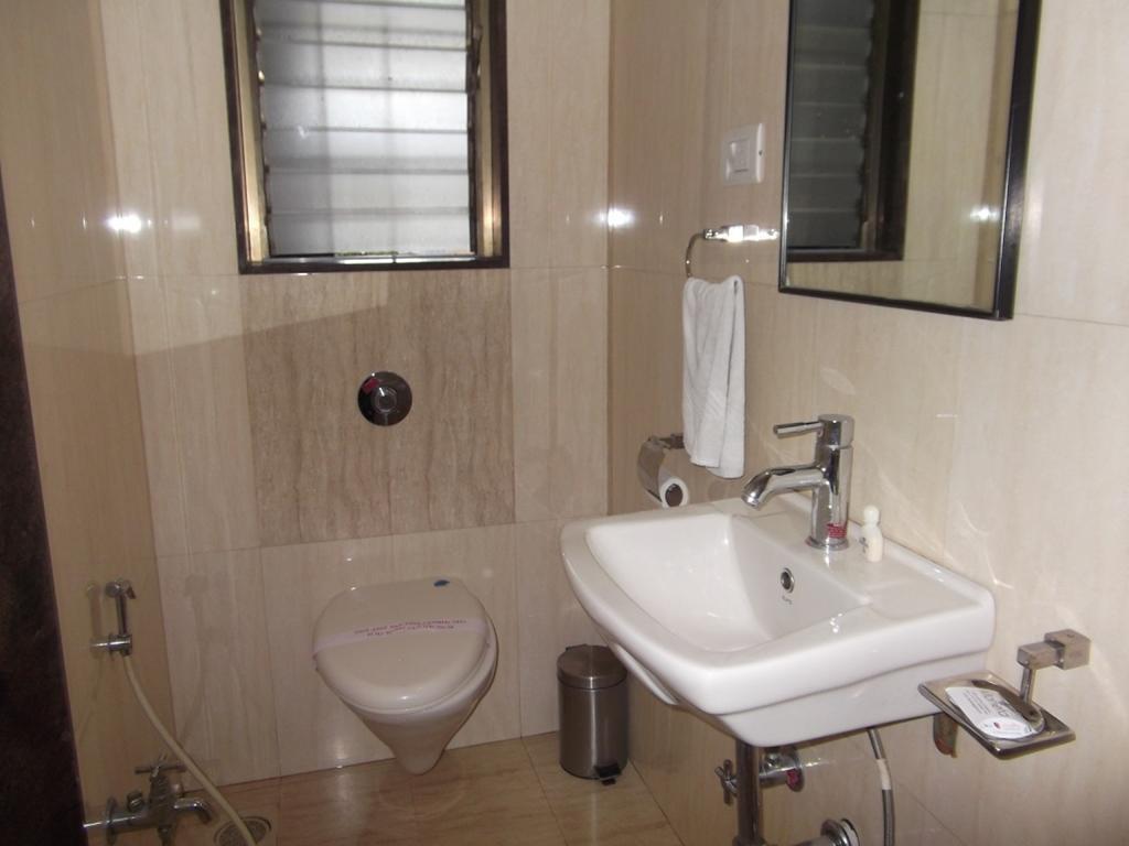 Hotel The Moneta Near Fc College Pune Room photo