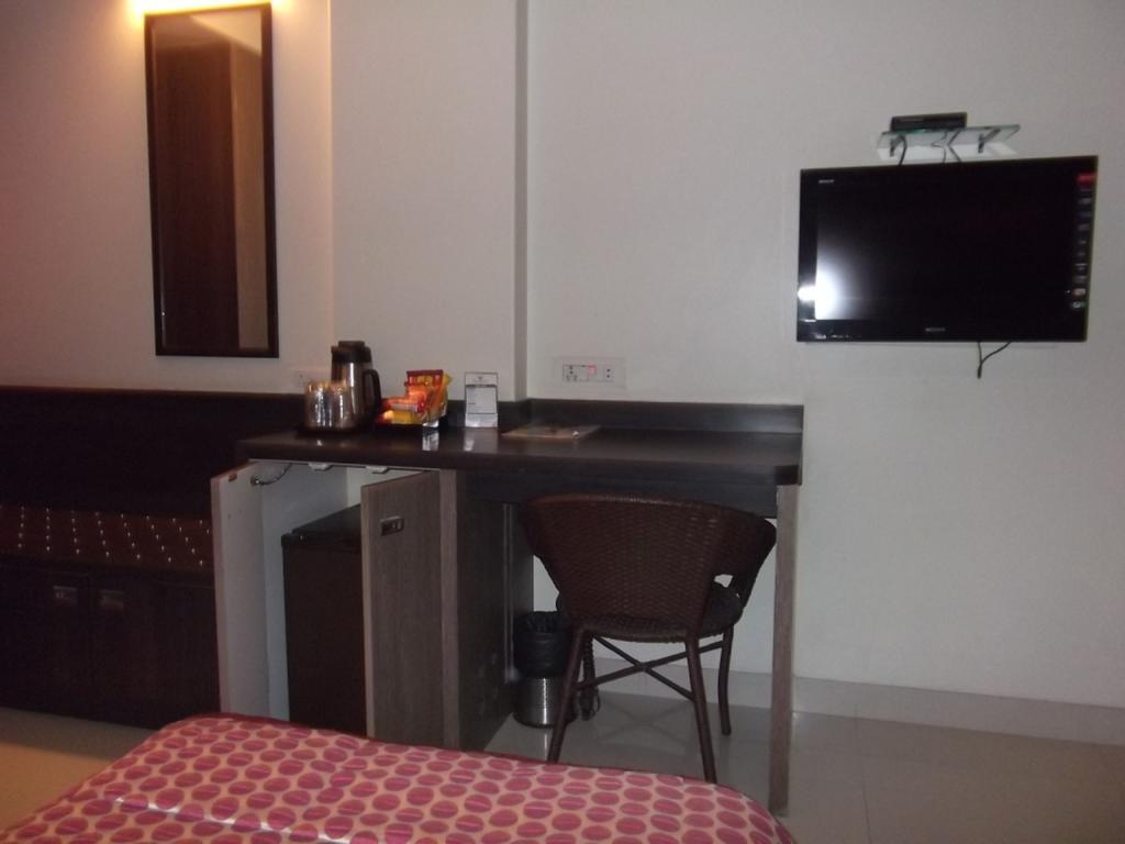 Hotel The Moneta Near Fc College Pune Room photo